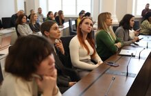 Фото 1: Сергій Жадан, Вахтанг Кіпіані, парамедикиня Тайра та їх робособака зустрілися з молоддю Львова