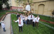 Фото 1: Найбільшого львівського лева вже одягнули у вишиванку