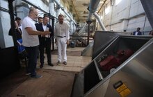 Фото 2: Мер Львова спільно з міністром екології оглянули очисні споруди, де працівники продемонстрували технологію очищення стічних вод від поліетилену