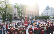 Фото 5: Андрій Садовий подарував ляльці-символу дітей-біженців прапор України