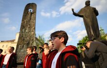 Фото 6: Андрій Садовий подарував ляльці-символу дітей-біженців прапор України