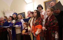 Фото 3: Вертеп з переселенців: у Львові мешканці модульного містечка організували справжнє дійство (відео)