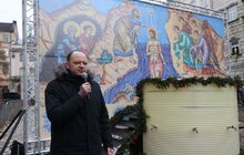 Фото 12: У Львові на площі Ринок освятили воду: упродовж дня охочі можуть прийти і набрати її з резервуара