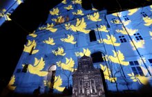 Фото 3: До річниці повномасштабної війни в Україні, швейцарський митець Геррі Хофштеттер підсвітив будівлі у Львові