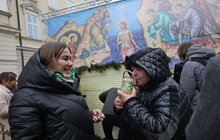 Фото 19: У Львові на площі Ринок освятили воду: упродовж дня охочі можуть прийти і набрати її з резервуара