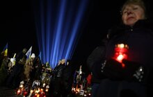 Фото 3: У Львові в пам’ять про українських Героїв у небо запустили символічні світлові промені