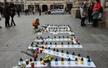Фото 9: У Львові провели мирну акцію «ДЕ ТИ», присвячену річниці трагедії в маріупольському театрі