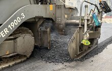 Фото 8: На вул. Залізничній стелять нижній шар асфальту