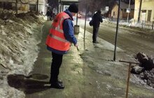 Фото 10: Сьогодні вночі для посипання доріг і тротуарів від ожеледиці використали 277 м³ піскосуміші і солі