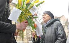 Фото 7: Сьогодні в центрі міста жінкам дарували квіти та вітальні листівки