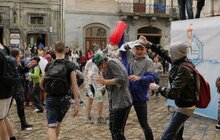 Фото 28: У Львові на пл Ринок триває «Поливаний понеділок»
