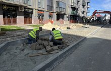 Фото 4: На вул. Залізничній розпочали замощувати паркомісця бруківкою та встановлювати бордюри