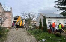 Фото 8: Пошкоджені вікна закрили плівкою, дахи — накрили: у Малехові ліквідовують наслідки вчорашнього обстрілу