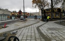 Фото 5: Реконструкція пл. Двірцевої: розпочато монтаж трамвайної контактної мережі