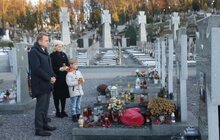 Фото 8: Мер Львова зі синами та дружиною зранку вшанував новітніх Героїв на Личакові
