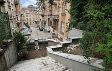 Фото 4: На вулиці Франка ремонтують 120-річну підпірну стінку зі сходами