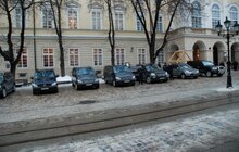 Фото 3: На пл Ринок без жодного погодження припаркували 10 машин 