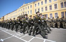 Фото 18: Вітаючи випускників Академії сухопутних військ, Андрій Садовий запропонував вже впровадити стандарти НАТО в Україні