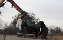 Фото 14: Скульптуру «Русалка Дністрова» демонтували і везуть до Львова