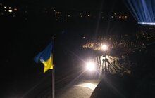 Фото 3: В пам’ять про українських Героїв у небо запустили символічні світлові промені