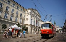 Фото 7: У Львові курсує екскурсійний трамвай, який допомагає збирати гроші на дитячу реабілітацію (відео)