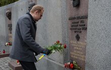 Фото 16: Урочисте покладання квітів та запалювання лампадок на Полі почесних поховань №76 Личаківського кладовища