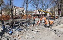 Фото 3: На проспекті Свободи влаштовують бруківку