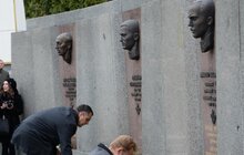 Фото 17: Урочисте покладання квітів та запалювання лампадок на Полі почесних поховань №76 Личаківського кладовища