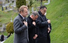 Фото 19: Урочисте покладання квітів та запалювання лампадок на Полі почесних поховань №76 Личаківського кладовища