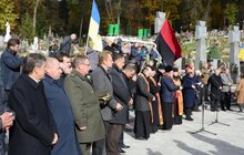 Фото 29: Урочисте покладання квітів та запалювання лампадок на Полі почесних поховань №76 Личаківського кладовища