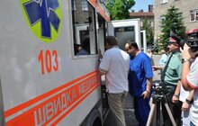 Фото 3: «Ця машина спеціально виготовлена, враховуючи потреби військових медиків», - А. Садовий про машину швидкої допомоги, яку місто передало військовому госпіталю