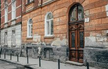 Фото 1: У будинку на вул. Смольського, 7 відреставрували історичну браму