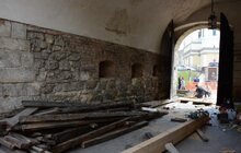 Фото 2: Підприємці ремонтують місток в брамі Глинянської вежі