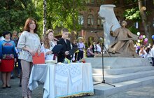 Фото 3: У школах міста урочисто святкують закінчення навчального року