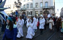 Фото 4: Звізду Миру та десятки інших різдвяних зірок пронесли Львовом учасники Ходи звіздарів