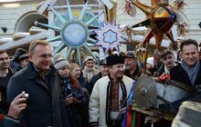 Фото 25: Звізду Миру та десятки інших різдвяних зірок пронесли Львовом учасники Ходи звіздарів