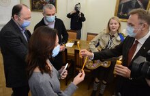 Фото 17: Пластуни передали міському голові Львова Вифлеємський вогонь миру