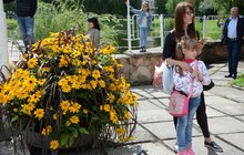 Фото 3: На площі перед ліцеєм ім. В. Симоненка сьогодні відбуваються святкові заходи