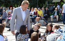 Фото 17: На площі перед ліцеєм ім. В. Симоненка сьогодні відбуваються святкові заходи