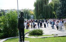 Фото 31: На площі перед ліцеєм ім. В. Симоненка сьогодні відбуваються святкові заходи