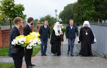 Фото 2: Мер Львова з Патріархом Філаретом та Владикою Димитрієм вшанували новітніх Героїв на Личакові