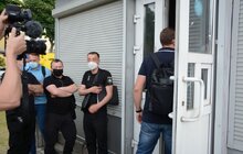 Фото 7: Після тривалого перешкоджання на роздоріжжі вул. Пасічної і вул. Медової Печери розпочали демонтаж незаконного МАФу