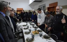 Фото 16: У «Домі милосердя» братів альбертинців організували різдвяну трапезу для бездомних