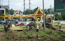 Фото 15: Ремонт вул. Хуторівка: підрядник стелить перший і другий шар асфальтобетону