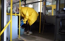 Фото 5: Дезінфекція електротранспорту продовжується: миття відбувається щоночі, а у вагонах встановлені дезінфікатори