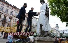 Фото 12: Скульптури в центрі Львова одягнули у вишиванки