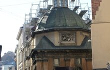 Фото 1: Реставратори досліджують скульптуру скорботного Христа на каплиці Боїмів