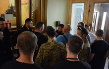 Фото 9: Невідомі особи виламали двері до міської ратуші та ввірвались всередину
