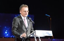 Фото 5: Під час урочистої академії в Оперному театрі міський голова вручив два Золоті герби міста Львова – Олексію Сухому та Івану Гайді