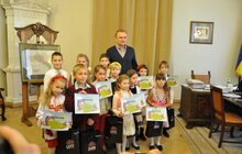 Фото 4: Міський голова нагородив переможців конкурсу дитячого малюнку «Купуй львівське»